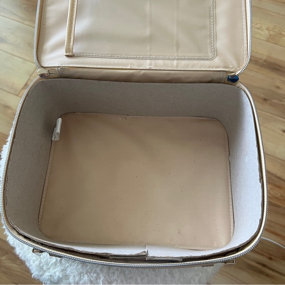 BEIS MAKEUP CASE BARELY USED - Picture 5 of 10